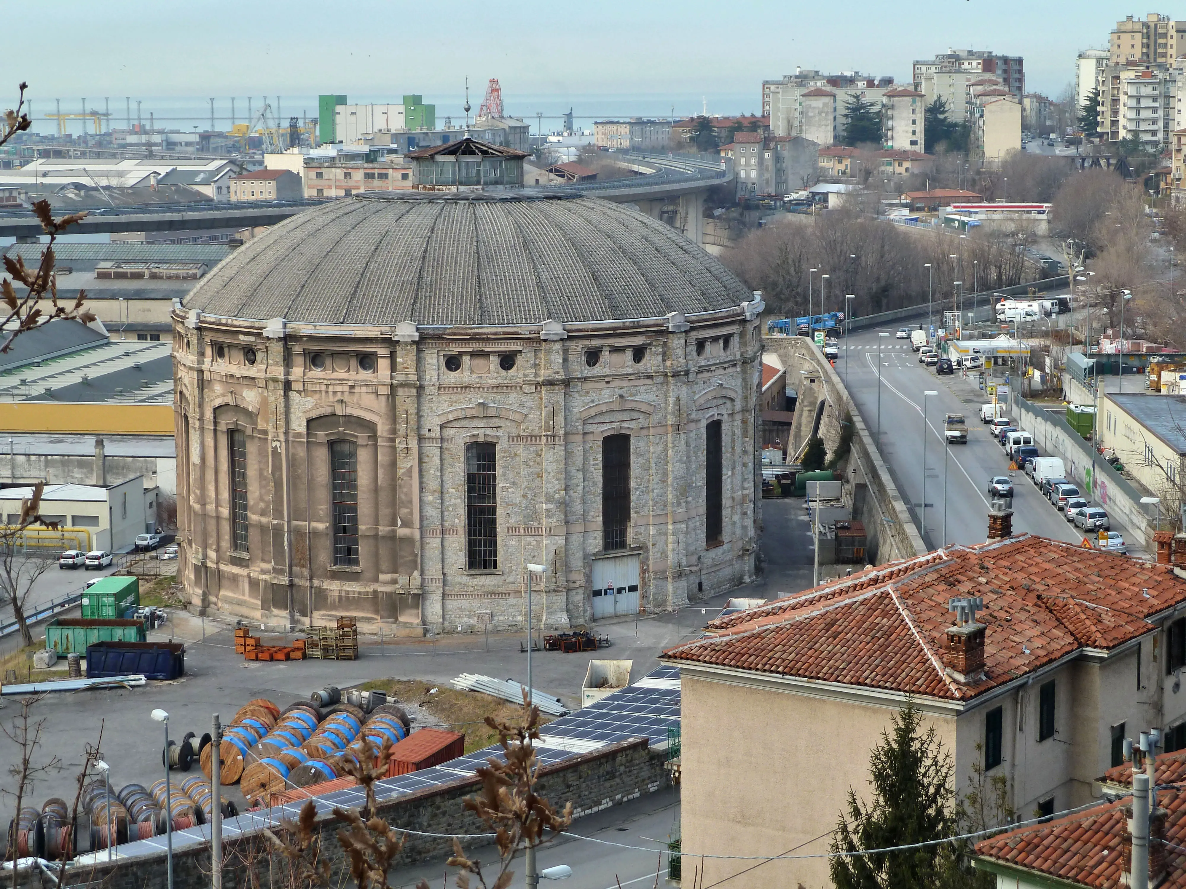 L'ex gasometro a Broletto. Foto Lasorte