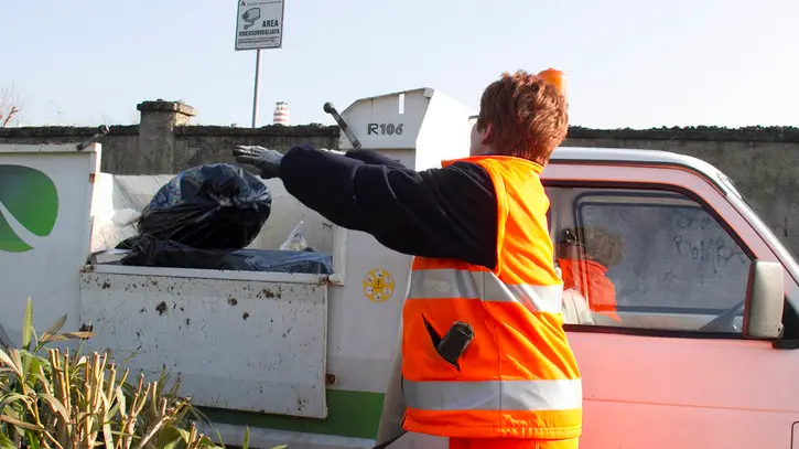 Un’operatrice di Isontina Ambiente