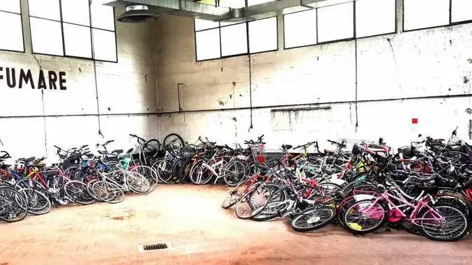 Il deposito della Polizia locale invaso dalle decine di biciclette abbandonate dai rispettivi padroni in giro per la città e poi sequestrate dagli agenti del Corpo municipale