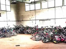 Il deposito della Polizia locale invaso dalle decine di biciclette abbandonate dai rispettivi padroni in giro per la città e poi sequestrate dagli agenti del Corpo municipale