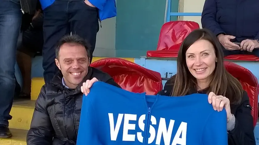 Capirossi e la moglie Ingrid fanno il tifo per il Vesna (Foto Andrej Marusic)