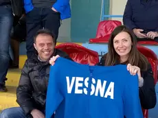 Capirossi e la moglie Ingrid fanno il tifo per il Vesna (Foto Andrej Marusic)