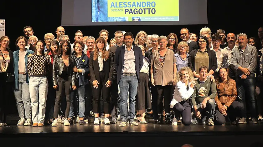 I candidati delle cinque liste che sostengono la candidatura a sindaco di Alessandro Pagotto (al centro) nella sala Bergamas, Foto Bonaventura