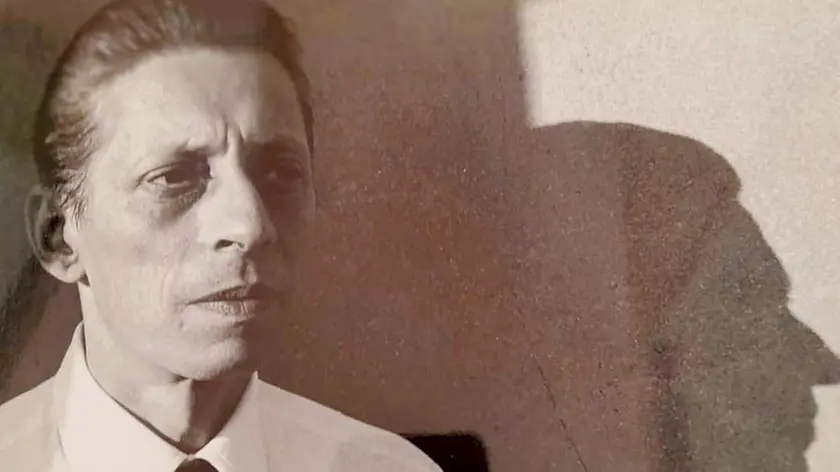 Lo scrittore Stelio Mattioni (1921-1997), in una immagine gentilmente concessa da Chiara Mattioni. Fu consegnata a lui, Stelio Mattioni, la cartella da cui Bobi Bazlen non si seperava mai