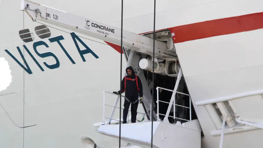 Un operaio al lavoro su una nave alla Fincantieri di Monfalcone