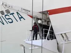 Un operaio al lavoro su una nave alla Fincantieri di Monfalcone