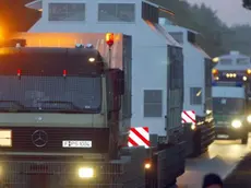 CAS01 - 20021114 - GORLEBEN, GERMANY-CRO - NUCLEARE:GERMANIA; SCORIE : German police officers secure the transport route as trucks transporting nuclear waste arrive at the final destination Gorleben, early 14 November 2002. German environmental activists, some chaining themselves to railway tracks, were able to delay the arrival of a major shipment of highly radioactive nuclear waste from a French reprocessing center. The activists stepped up protests as the delivery of 1,320 tonnes of toxic waste neared its destination at a storage dump in the northern city of Gorleben, playing cat-and-mouse with some 10,000 police officers along the rail route. ANSA / RAINER JENSEN / CD