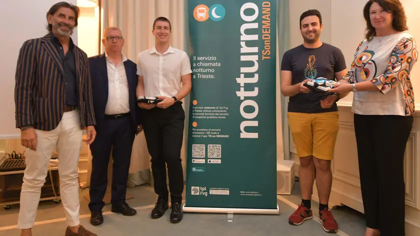 A sinistra, accanto al logo di “Notturno”, Lorenzo Pipan e a destra Luca Triboli, i ragazzi premiati dalla Trieste Trasporti Foto Francesco Bruni