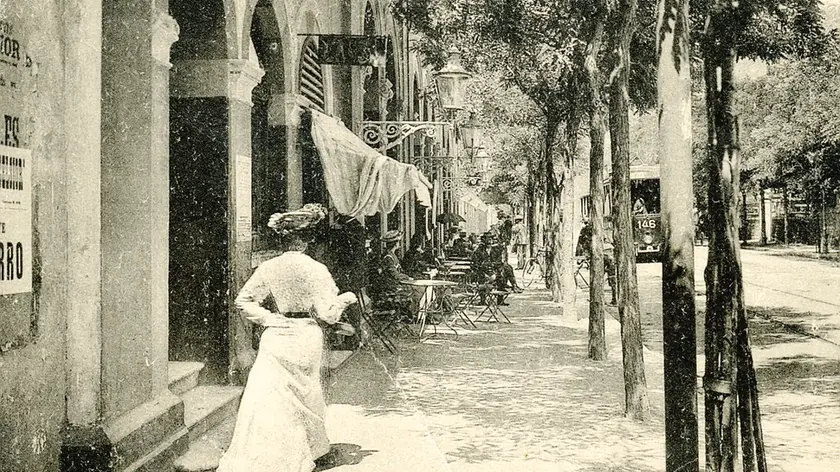 A sinistra, passeggiata di Barcola (Fototeca dei Civici Musei di Storia e Arte del Comune di Trieste)