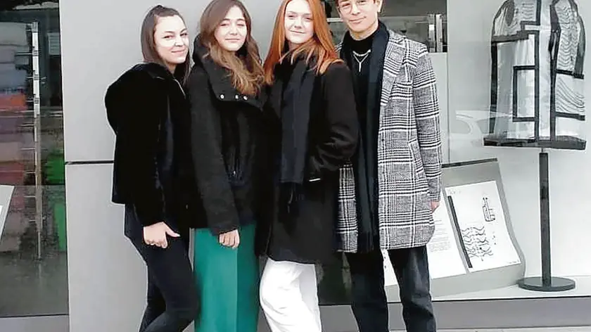 Jelena Jakoncic, Chiara Cvetreznik, Michelle Bressan e Alex Devetak davanti alle vetrine