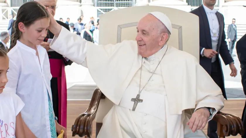 La vincitrice del concorso Emma Gerbino durante l’incontro con Papa Francesco a Roma. Foto Vatican Media