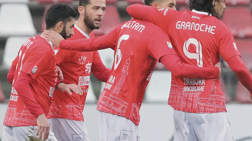 Pablo Granoche e gli alabardati abbracciano Reda Boultam autore delle due reti che hanno affondato il Perugia