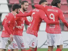 Pablo Granoche e gli alabardati abbracciano Reda Boultam autore delle due reti che hanno affondato il Perugia