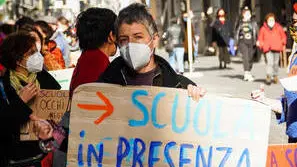 Il flash mob delle mamme No Dad in piazza Plebiscito , Napoli, 5 Dicembre 2020. ANSA/CESARE ABBATE/