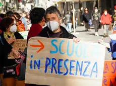 Il flash mob delle mamme No Dad in piazza Plebiscito , Napoli, 5 Dicembre 2020. ANSA/CESARE ABBATE/