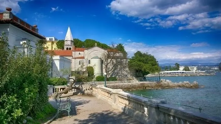 Uno degli stupendi scorci offerti dal lungomare di Abbazia a chi lo percorre