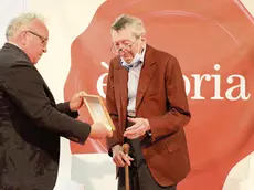 La premiazione di Sergio Romano da parte di Adriano Ossola.