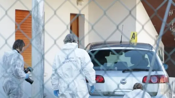 La Scientifica nella villa in cui il gioielliere è stato ucciso. Nel riquadro, Olivera Petrović Ristić (foto Europol)