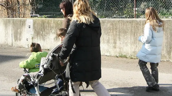 20070213 - TRIESTE - CRO - TERRORISMO: DIFENSORE IMPUTATI PADOVANI, ASPETTARE PROCESSO. Mamme con bambini passeggiano davanti alla casa di Borgo S.Mauro - Sistiana, dove ieri stato arrestato Davide Rotondi. ANSA - LASORTE - DRN