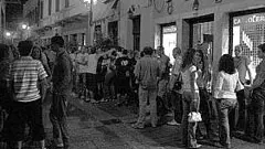 Avventori di locali nel centro di Trieste in una foto notturna di repertorio