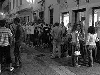 Avventori di locali nel centro di Trieste in una foto notturna di repertorio