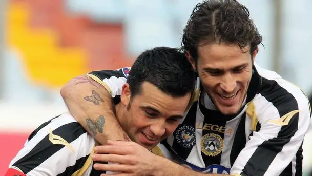 Campionato di calcio di serie A:- Udinese Lecceri.l'attaccante dell'udinese Antonio Di Natale autore di una doppietta(S) viene complimentato dall'attaccante Antonio Floro Flores dopo la realizzazione di una rete, questo pomeriggio 14 novembre 2010 allo stadio friuli di udine.