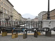 Le catene con i lucchetti dell’amore sul ponte Verde alla radice del canale di Ponterosso. Francesco BrunI