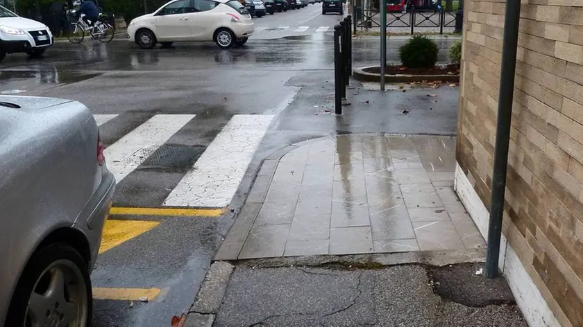 Bumbaca Gorizia 02_11_2019 Gradisca marciapiede dissestato via Dante © Foto Pierluigi Bumbaca