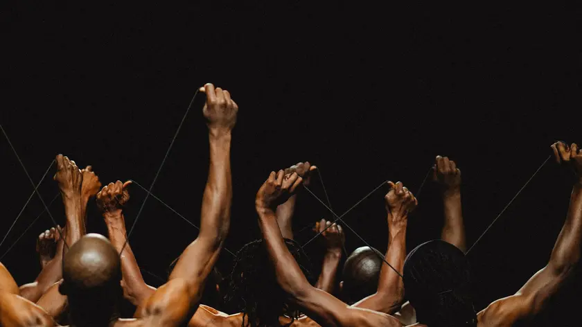 Un momento di Full Moon, spettacolo coprodotto da 11 istituzioni internazionali, martedì al Teatro Ristori di Cividale