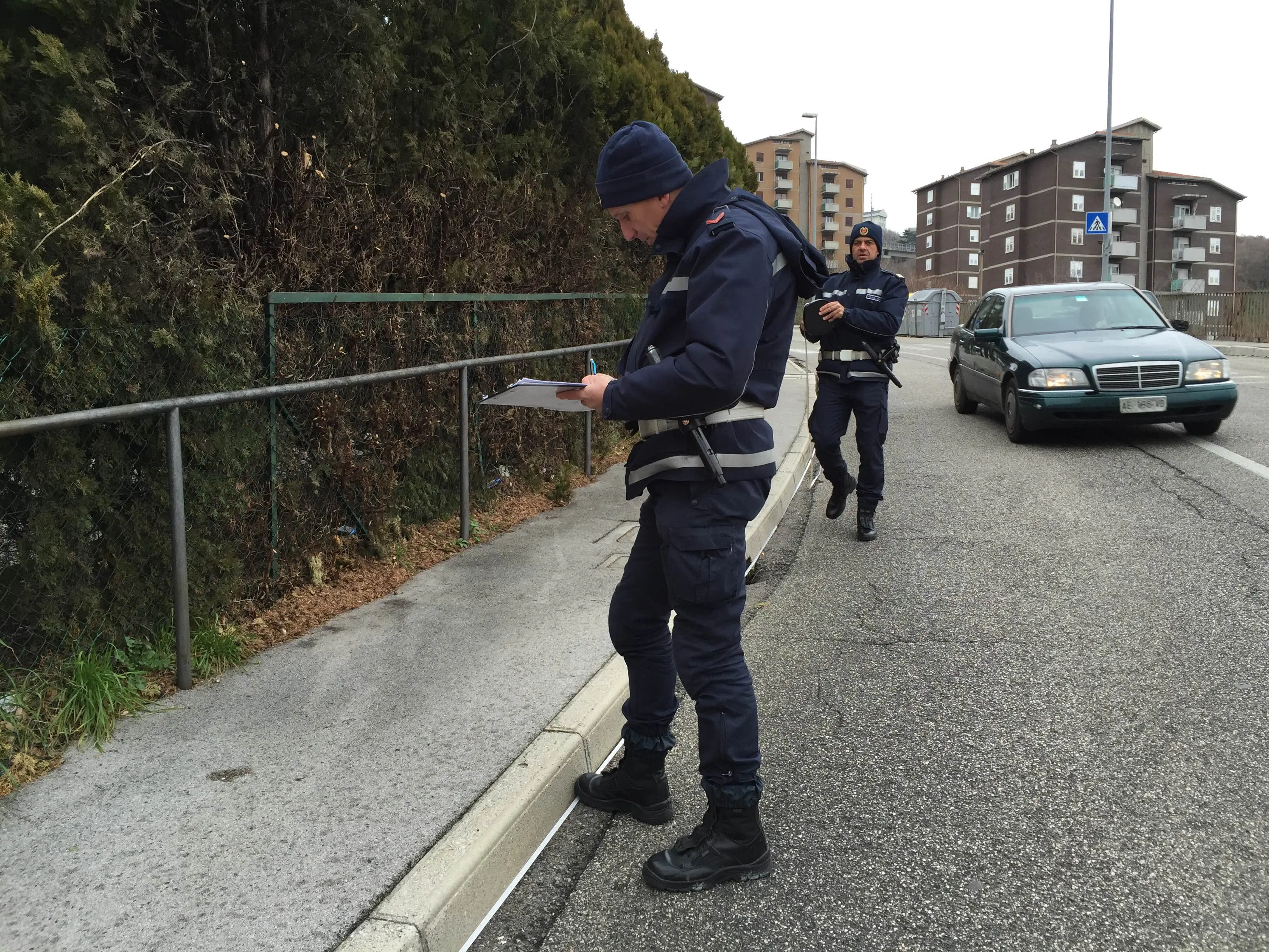 I rilievi della Polizia municipale in via Alpi Giulie