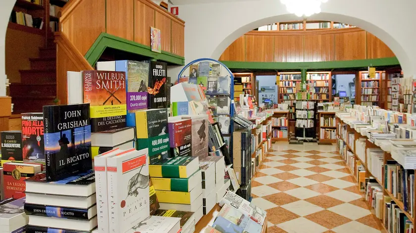 Un interno della libreria Minerva