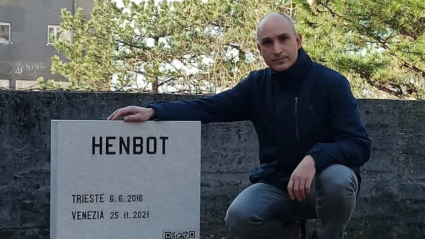 Il professor Paolo Gallina vicino alla tomba dell’algoritmo Henbot