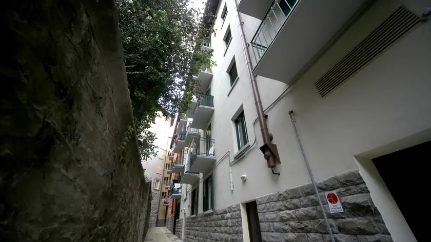 Il cortile dov'è precipitato l'uomo (foto Lasorte)