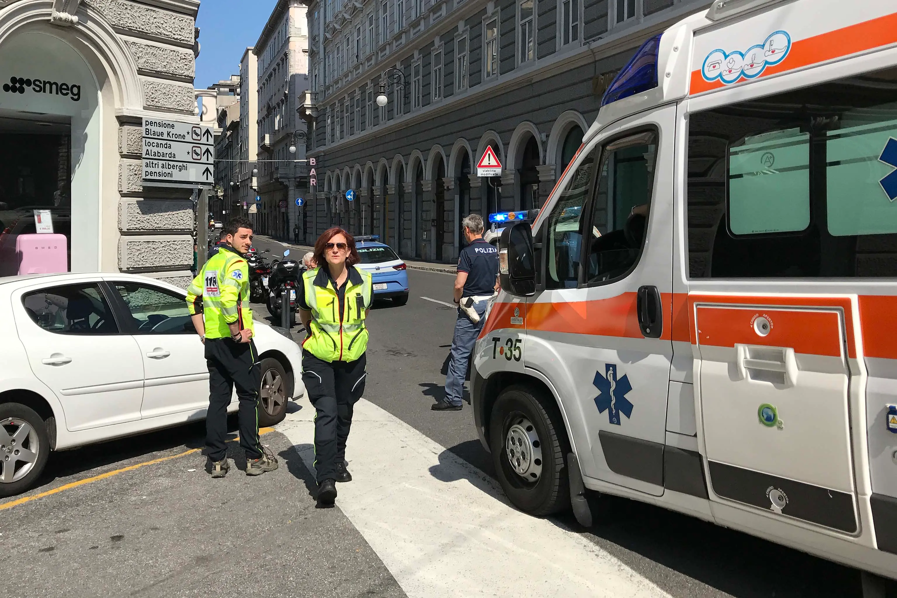 Silvano Trieste 28/05/2017 Donna sotto effetto di stupefacenti, allerta tre macchine della Polizia, una macchina della Polizia Locale, ambulanza e automedica