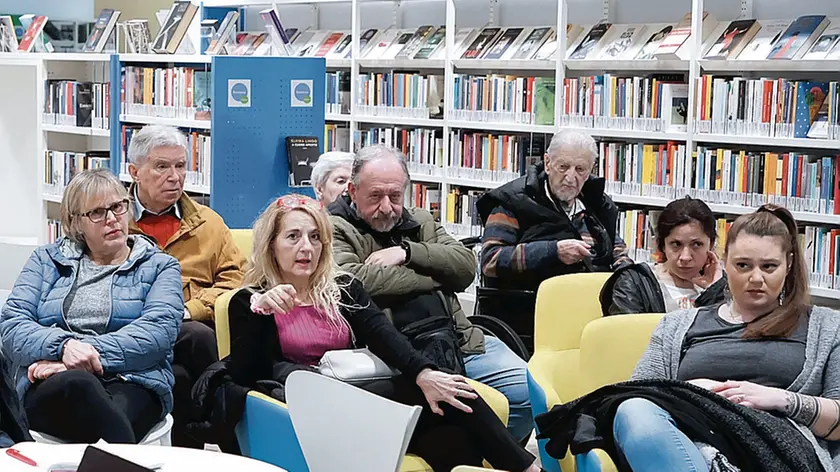 I cittadini assistono alla riunione di redazione del Piccolo a Melara. Foto Lasorte