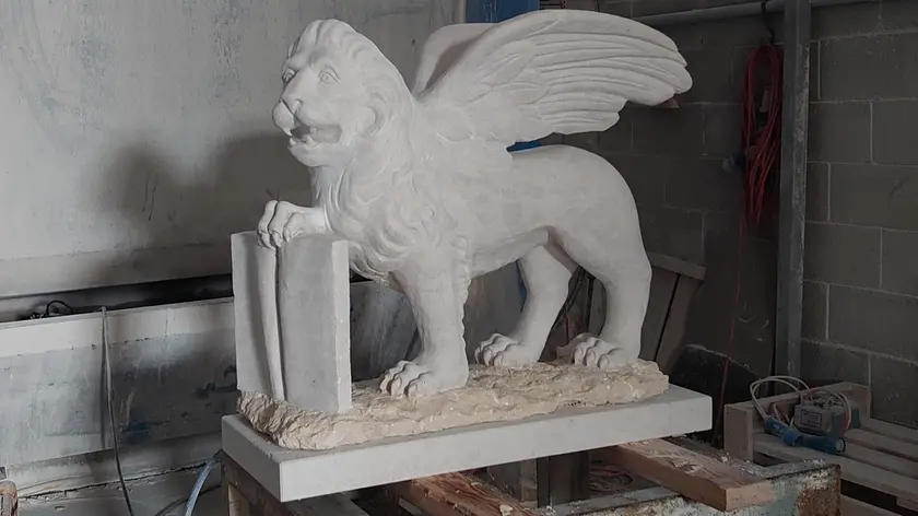 La pietra scolpita diventata la scultura da ospitare in piazza
