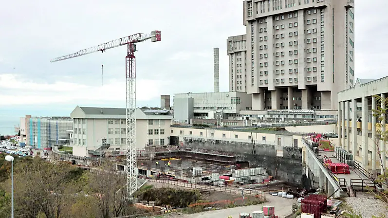 I lavori di costruzione della nuova palazzina dei servizi dell’ospedale di Cattinara Foto di Andrea Lasorte