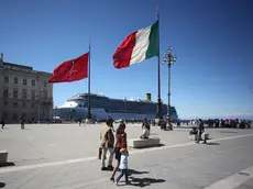 L'alabarda triestina e il tricolore italiano in piazza Unità (Lasorte)