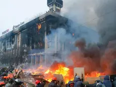 epa04087890 Protesters hold shields as they clash with riot police during on-going anti-government protests in downtown Kiev, Ukraine, 19 February 2014. Twenty-five people were killed and 351 injured during violent clashes on 18 February, the Health Ministry said, as on-going protests, which began in November after Ukrainian President Viktor Yanukovych backed away from a trade agreement with the EU in favour of a 15-billion-dollar loan from Russia, continued. EPA/SERGEY DOLZHENKO