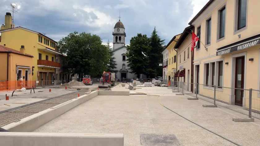 Il cantiere della piazza di Aurisina sbarrata e le attività con gli spazi ridotti Foto Francesco Bruni