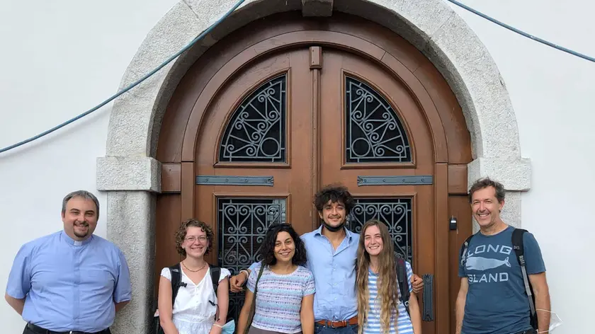 La goriziana Ludovica Giffoni, la prima da sinistra, con il team del Cvcs