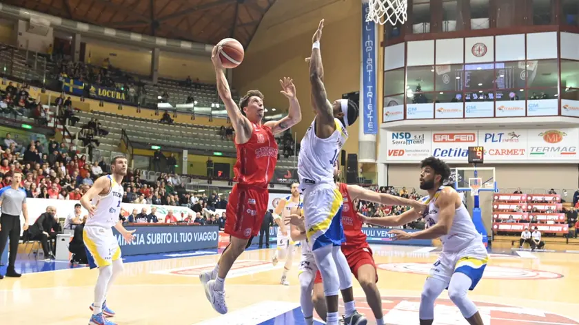 Un'azione di Pallacanestro Ts-Verona (Foto Bruni)