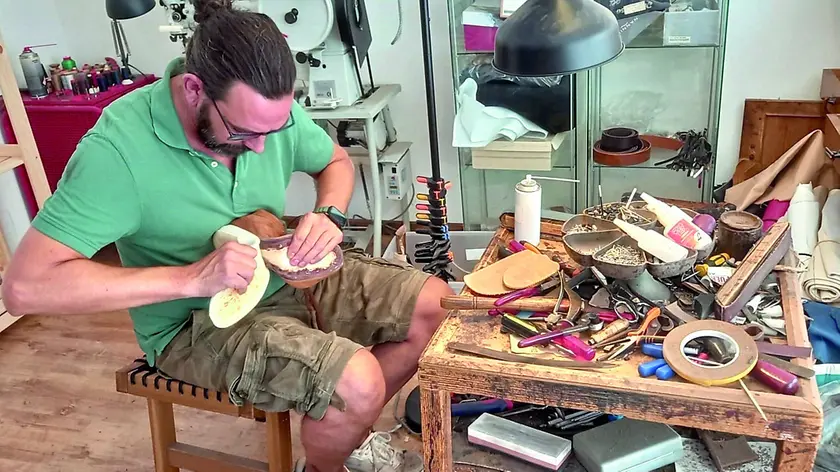 Luca al lavoro nella sua bottega