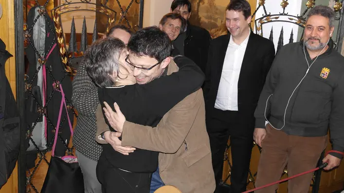 Menis abbracciato da una sostenitrice del MoVimento 5 Stelle dopo il successo alle comunarie (Lasorte)