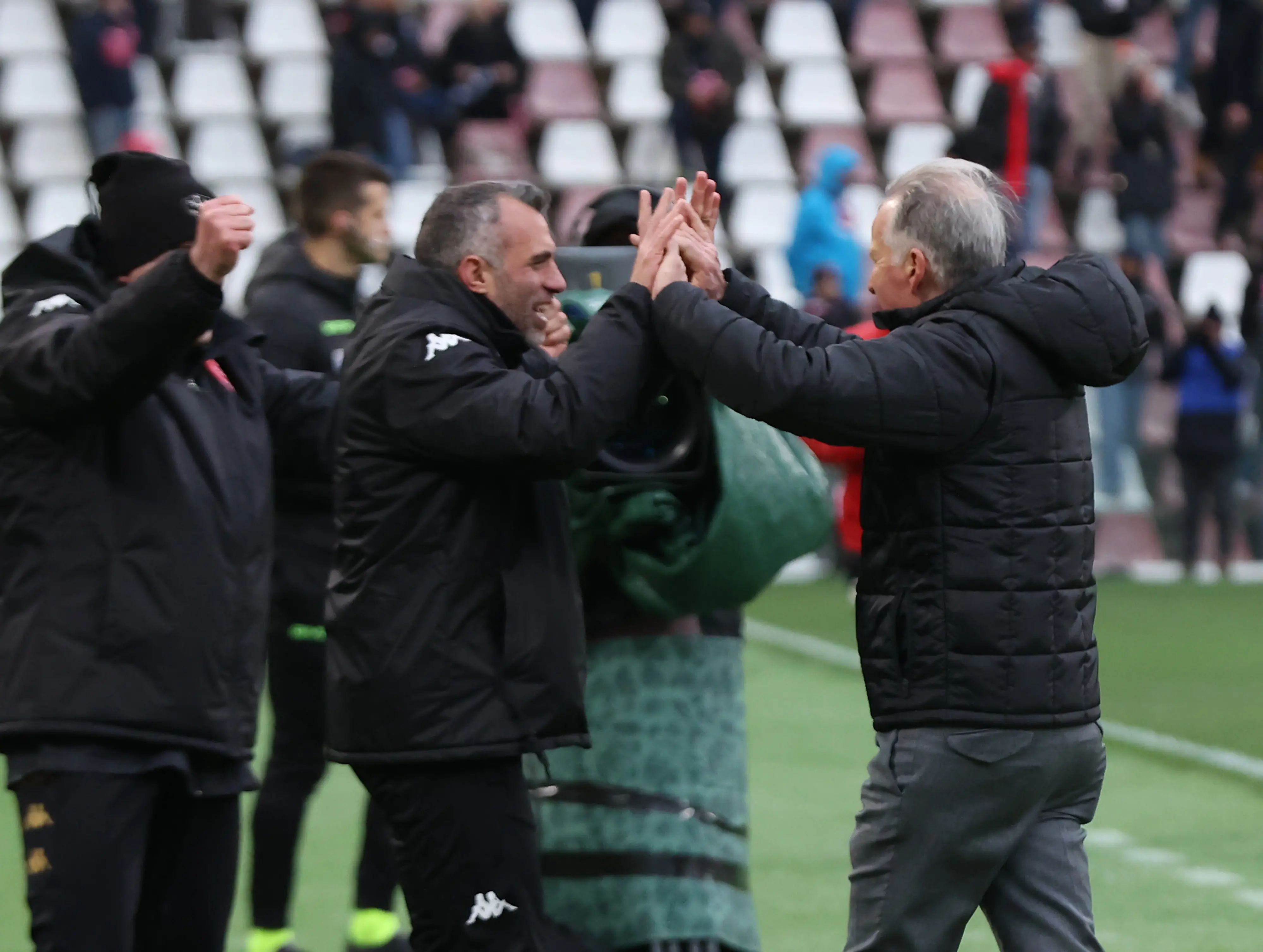 Tesser festeggia con lo staff la vittoria 2-0 Foto Lasorte