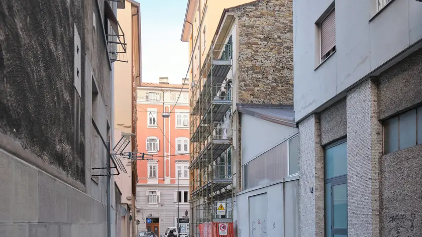 L'edificio in via della Fabbrica 4 (Foto Silvano)