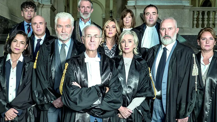 Il cast di “Libera” in un’immagine ambientata all’interno del Tribunale di Trieste