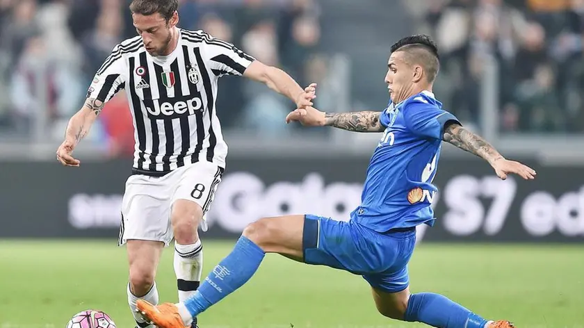 Claudio Marchisio (S) della Juventus e Leandro Paredes dell' Empoli in azione durante la partita del campionato di serie A Juventus-Empoli allo Juventus Stadium di Torino, 2 aprile 2016. ANSA/ ALESSANDRO DI MARCO