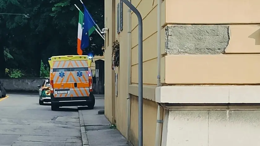 Un’ambulanza con l’automedica all’esterno della Casa circondariale di via Barzellini a Gorizia