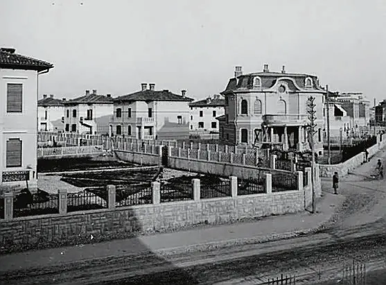 La foto della costruzione delle ville, fine anni Trenta, attinta dall’Archivio della fototeca de Ccm. Le ville del cantiere costituiscono un borgo a sé stante rispetto alle case degli operai costruite per ovvi motivi più vicino al cantiere. Delle ville colpisce la presenza in alcune della torretta dalla quale i dirigenti potevano osservare l’andamento dei lavori in cantiere.